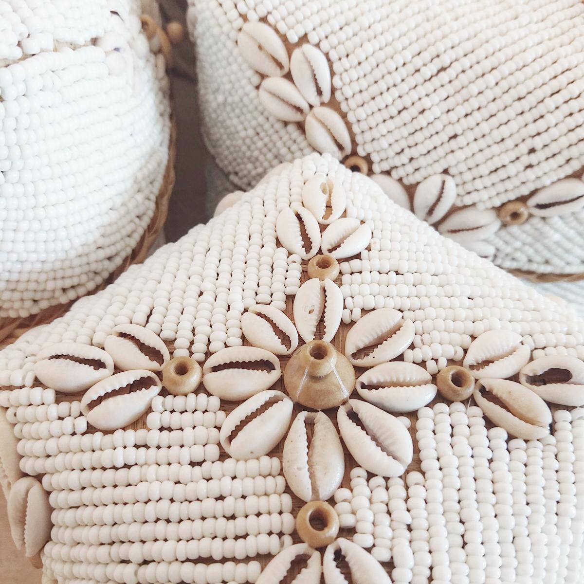 Scatola di bambù balinese con perline di vetro bianco🌿🐚