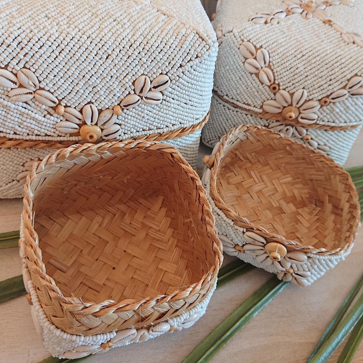 Scatola di bambù balinese con perline di vetro bianco🌿🐚