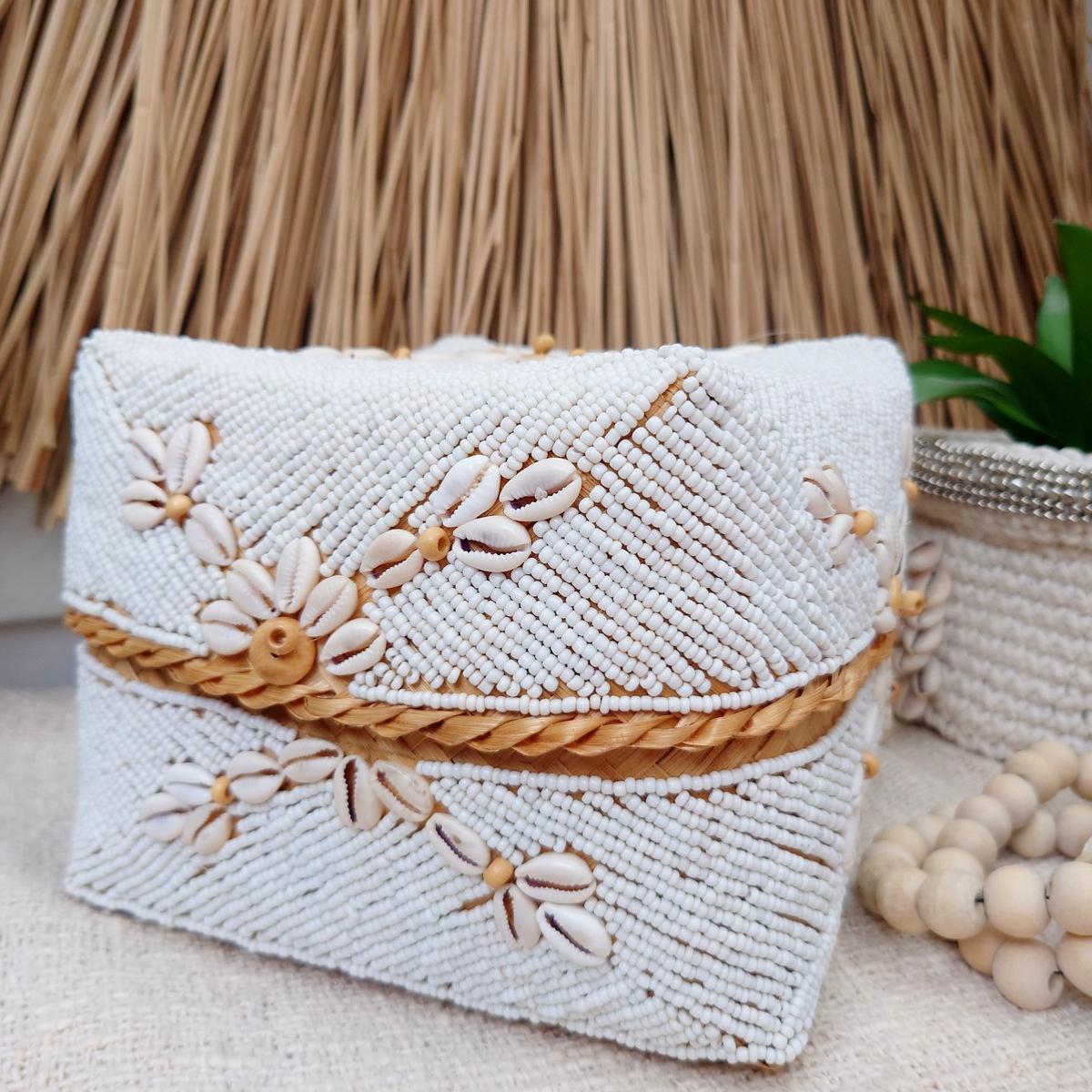 Scatola di bambù balinese con perline di vetro bianco🌿🐚