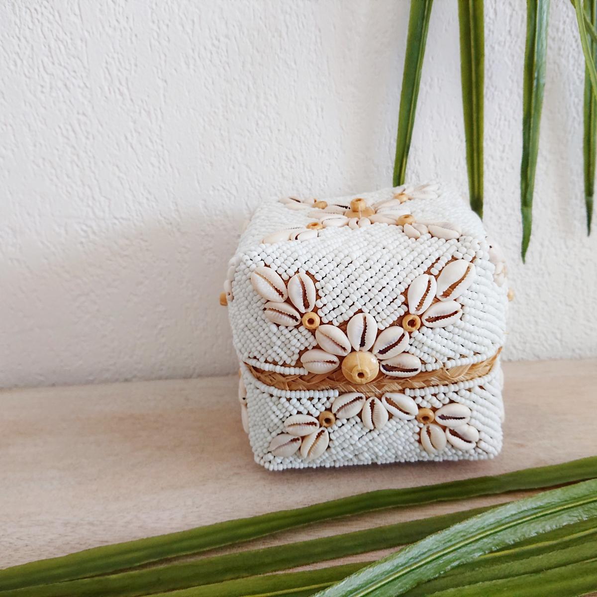 Scatola di bambù balinese con perline di vetro bianco🌿🐚