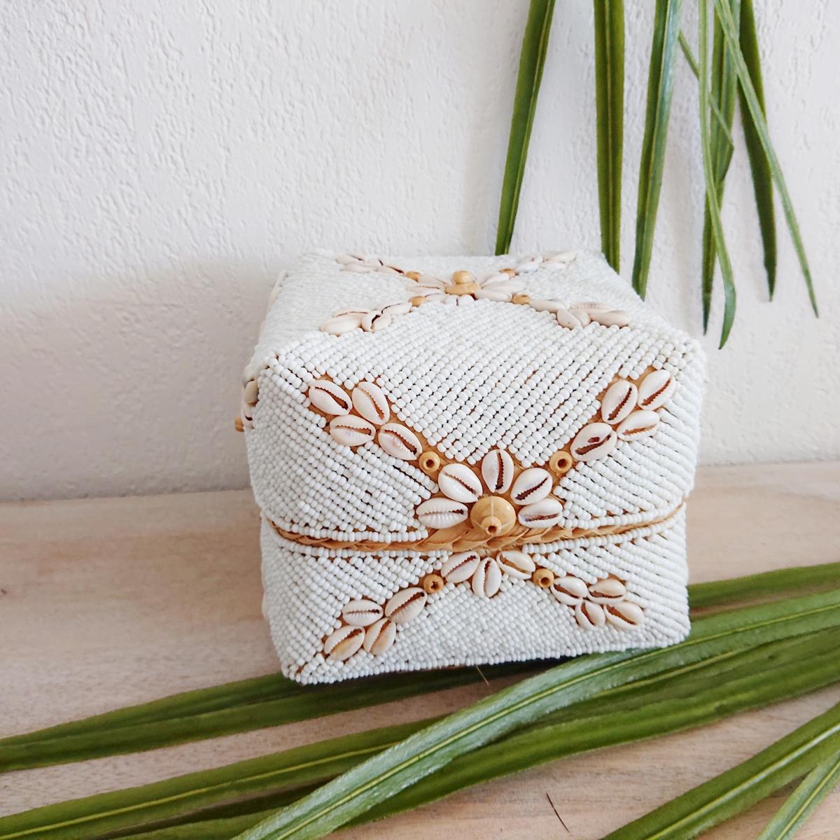 Scatola di bambù balinese con perline di vetro bianco🌿🐚