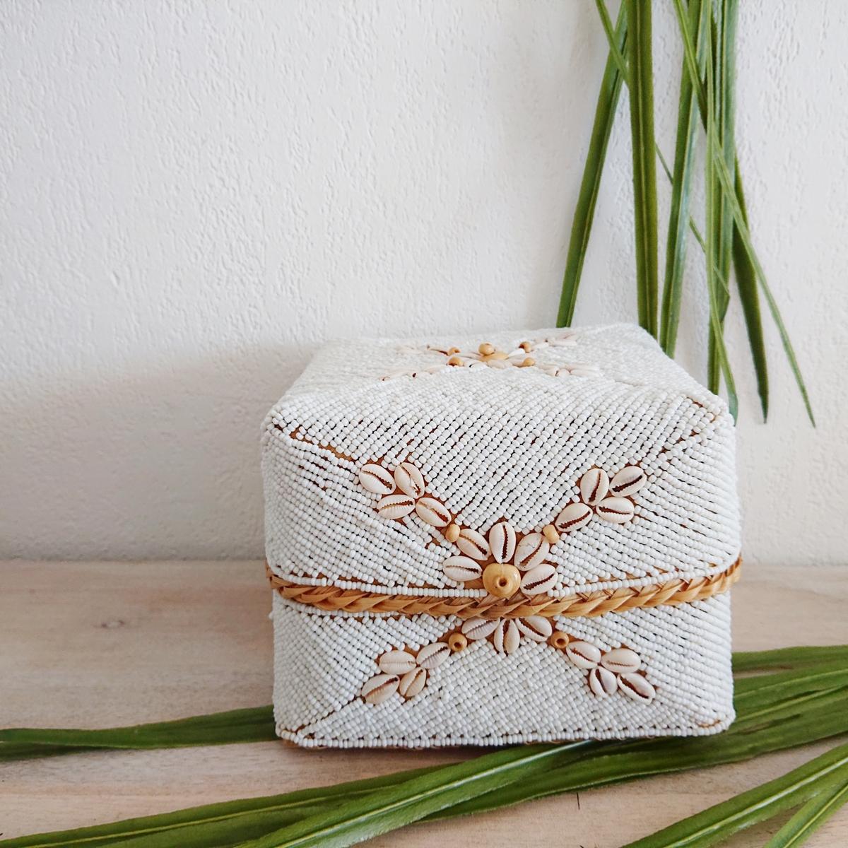 Scatola di bambù balinese con perline di vetro bianco🌿🐚