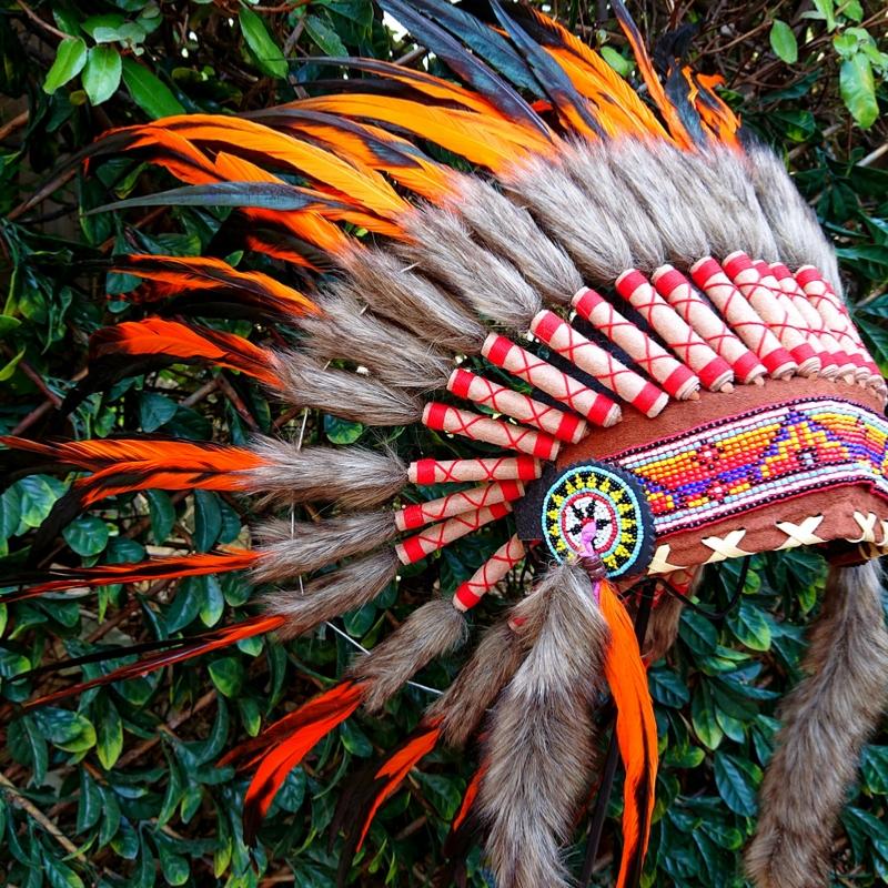 Copricapo indiano con fiamma arancione