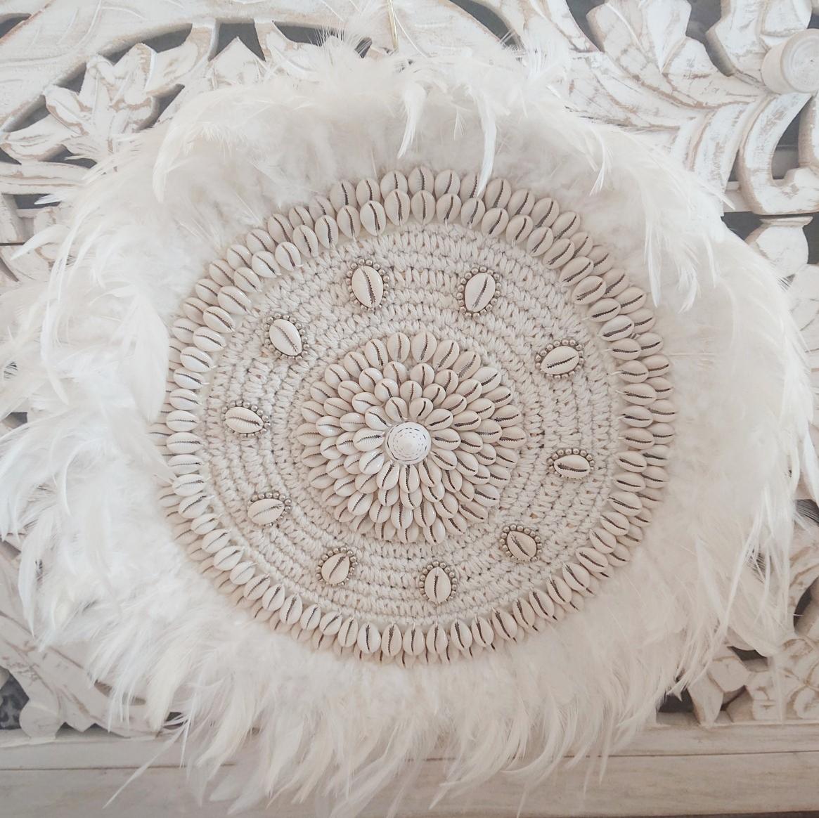 Decoración de Pared con Plumas Blancas y Caracoles Caurí