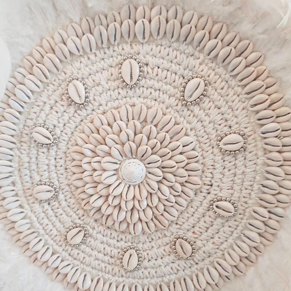 Decoración de Pared con Plumas Blancas y Caracoles Caurí