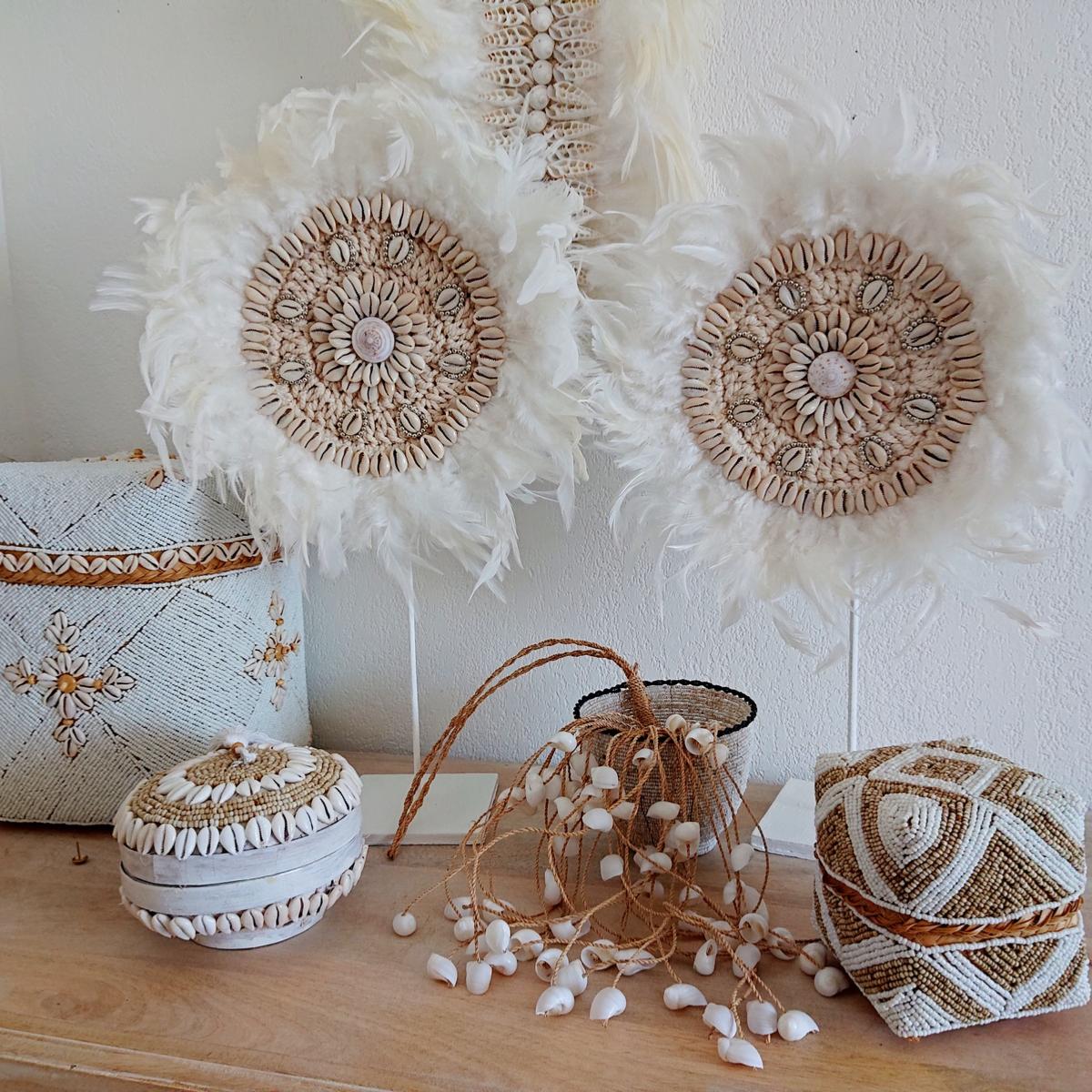 Decoración de Pared con Plumas Blancas y Caracoles Caurí