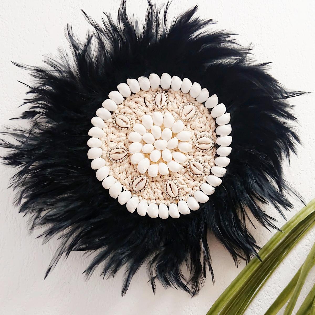 Decoración de Pared con Plumas Negras y Conchas Blancas
