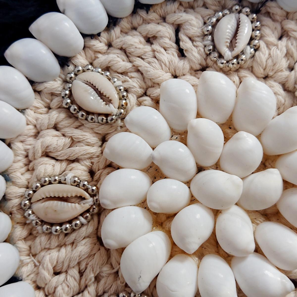 Decoración de Pared con Plumas Negras y Conchas Blancas