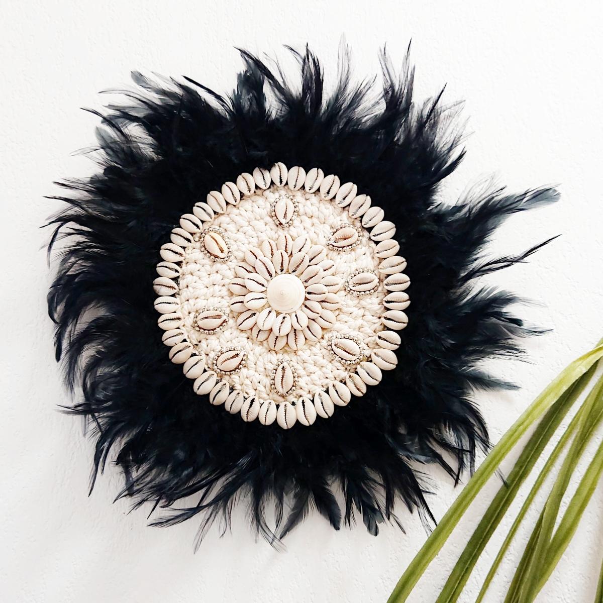 Decoración de Pared con Conchas Cauris y Plumas Negras