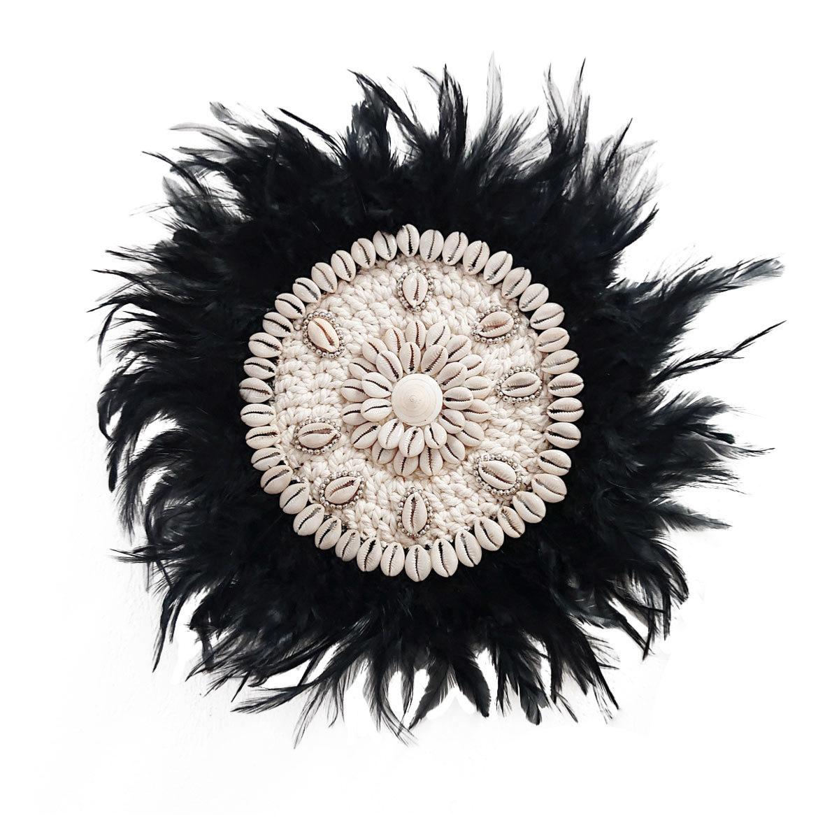 Decoración de Pared con Conchas Cauris y Plumas Negras