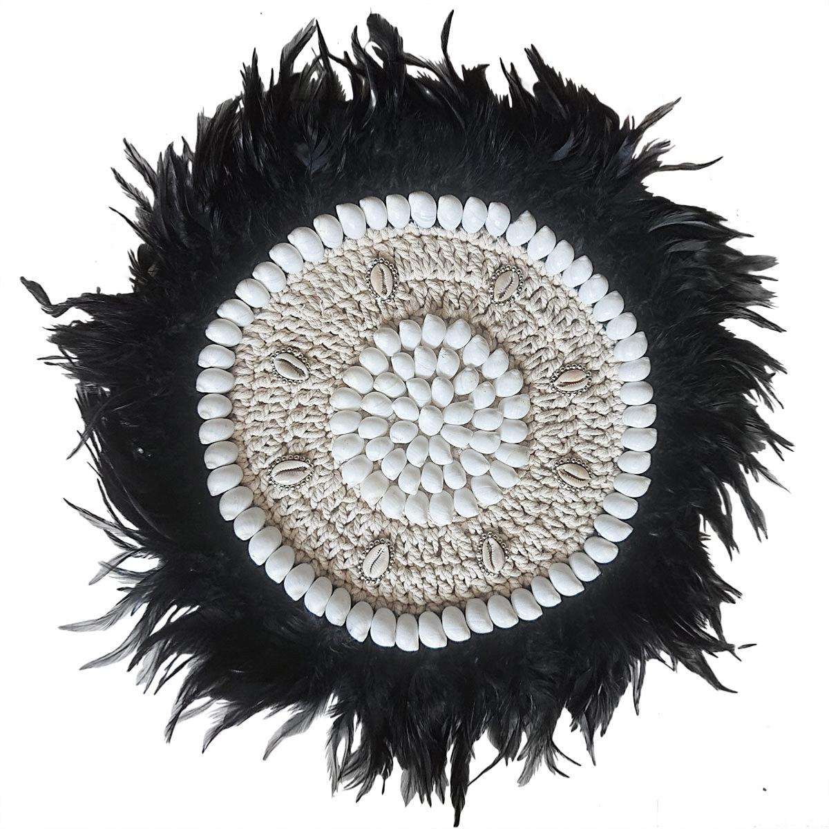Decoración de Pared con Plumas Negras y Conchas Blancas