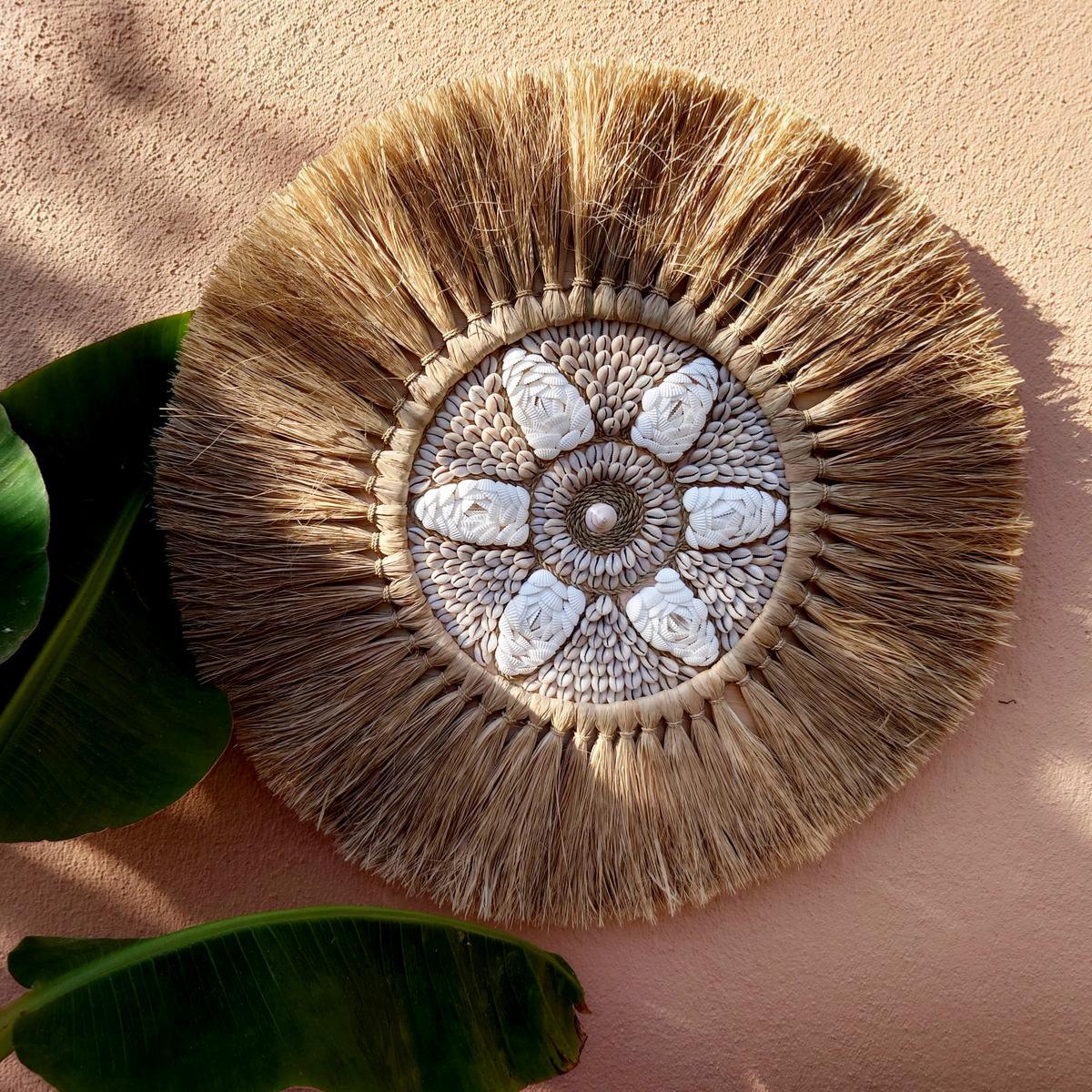 Decoración de Pared "Flor" en Rafia con Conchas D 65 cm