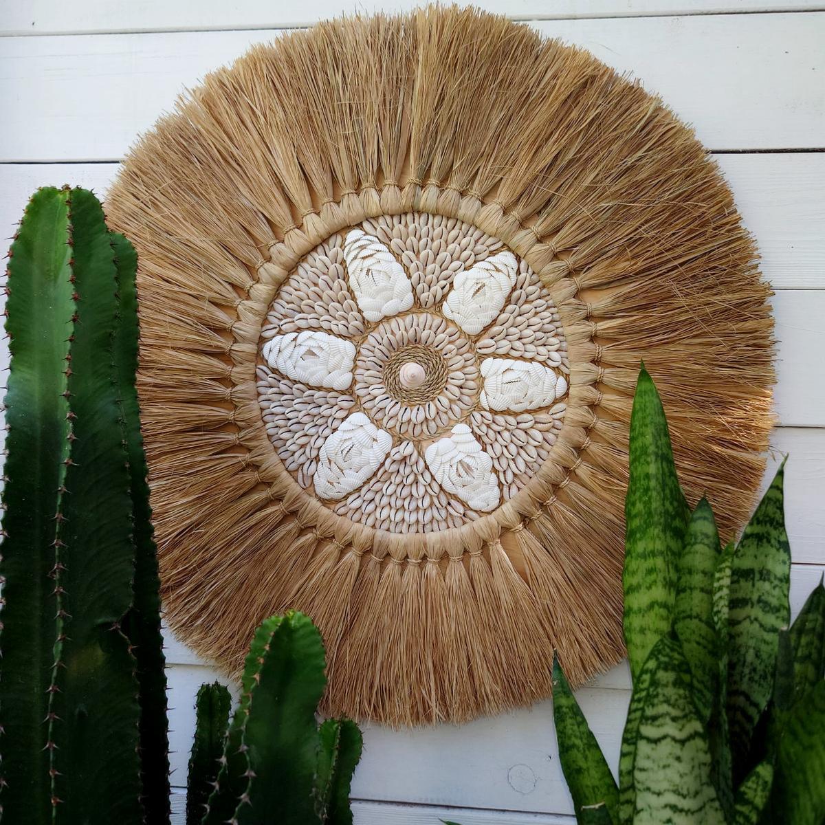 Decoración de Pared "Flor" en Rafia con Conchas D 65 cm