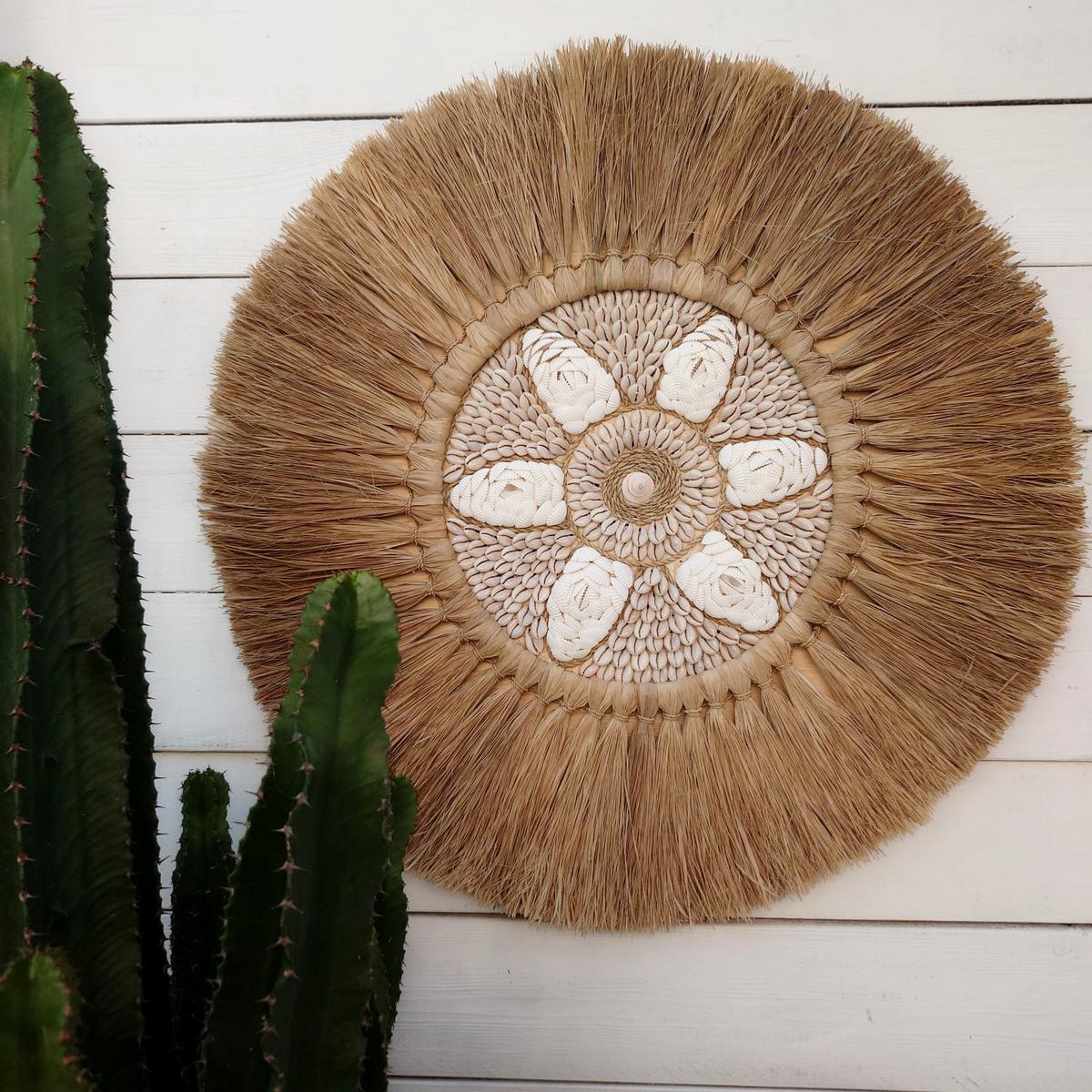 Decoración de Pared "Flor" en Rafia con Conchas D 65 cm