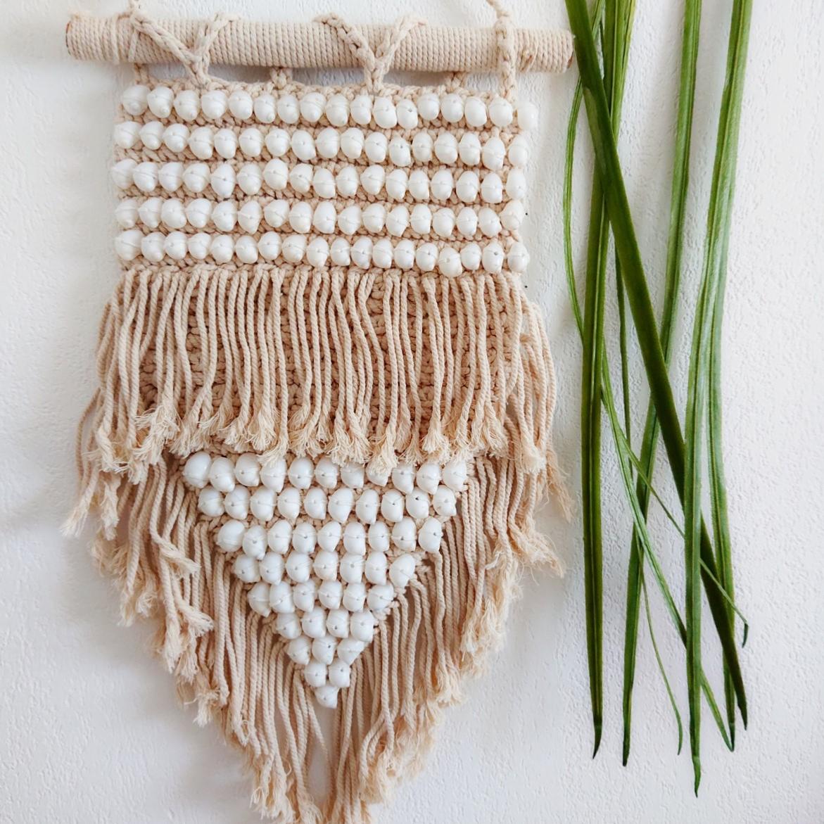 Boho Makramee und weiße Muscheln Wanddekoration