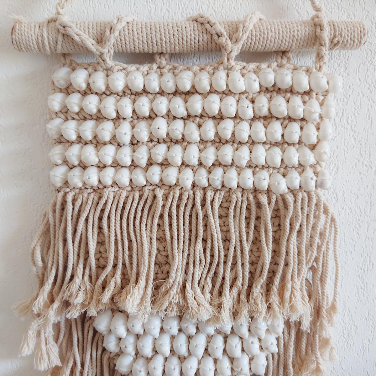Boho Makramee und weiße Muscheln Wanddekoration