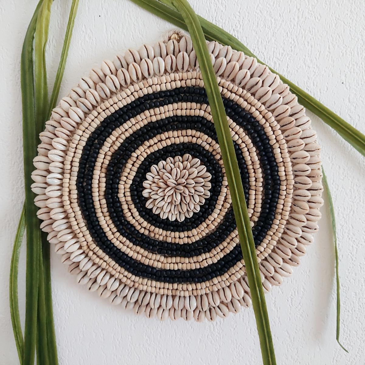 Wanddekoration aus Makramee und Muscheln, D 30cm