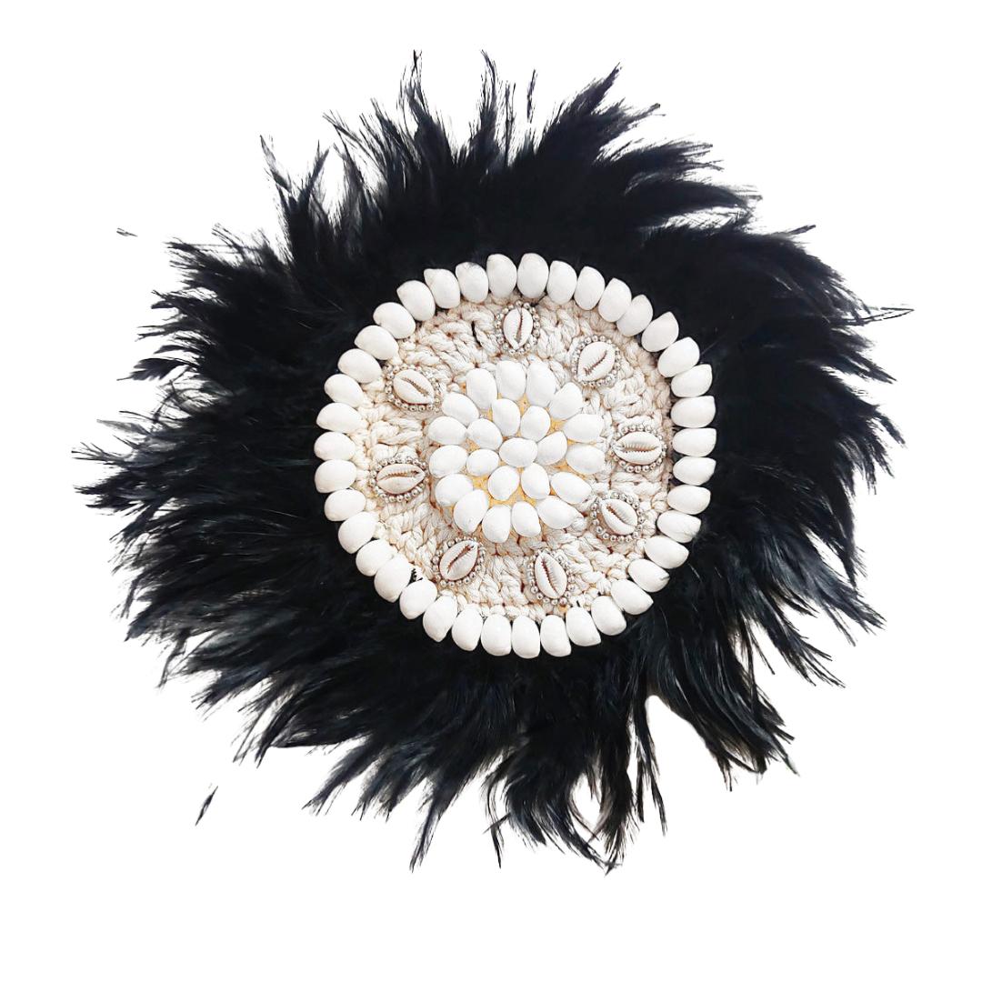 Decoración de Pared con Plumas Negras y Conchas Blancas