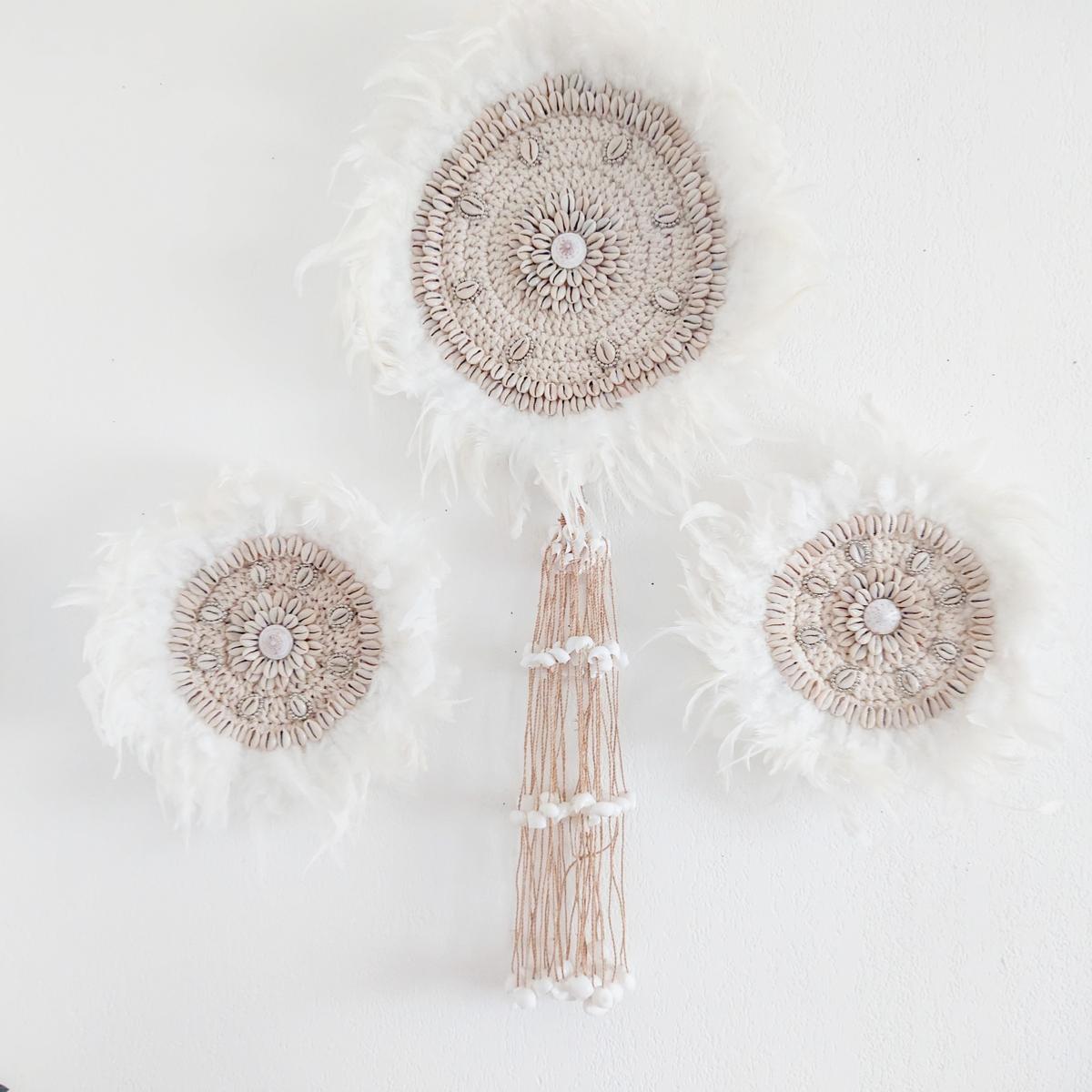 Decoración de Pared con Plumas Blancas y Caracoles Caurí