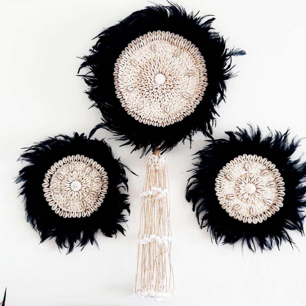 Decoración de Pared con Conchas Cauris y Plumas Negras