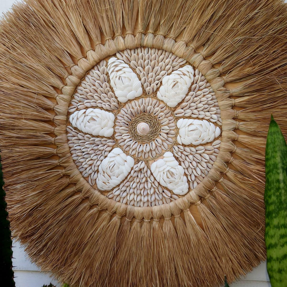 Decoración de Pared "Flor" en Rafia con Conchas D 65 cm