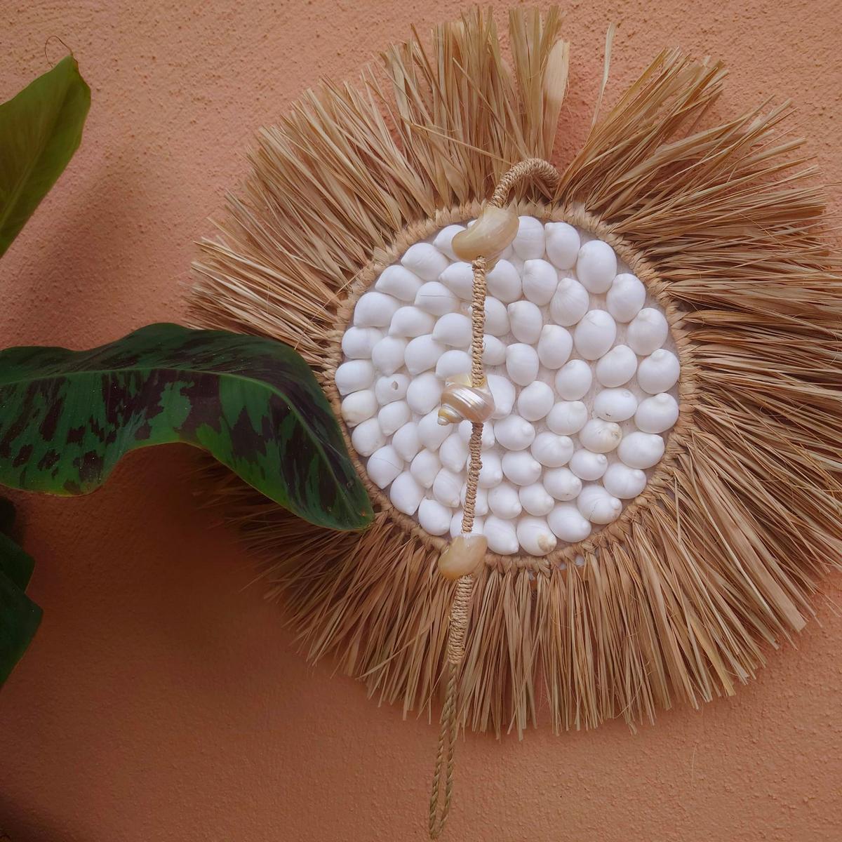 Decorazioni rotonde in rafia e conchiglie
