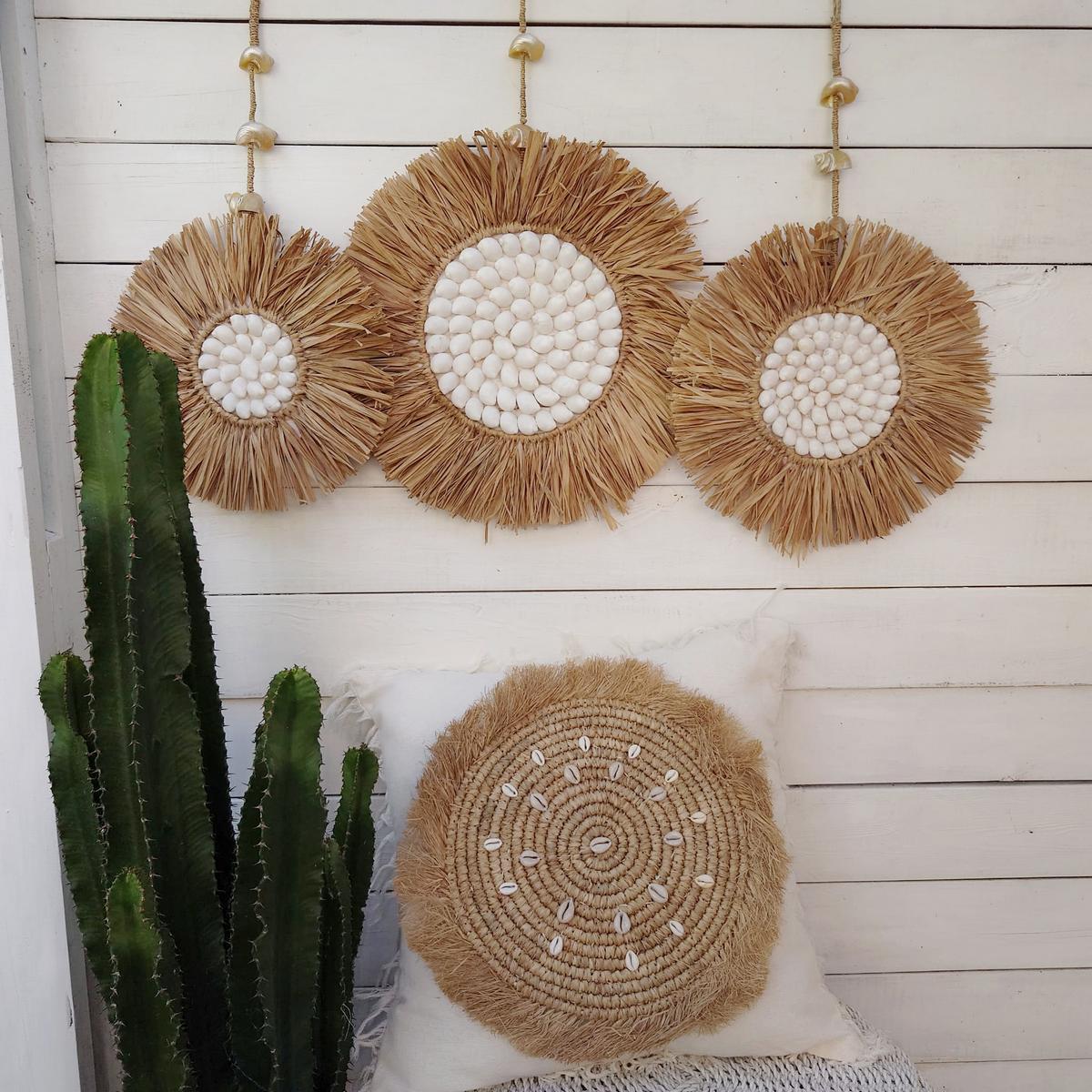 Decorazioni rotonde in rafia e conchiglie