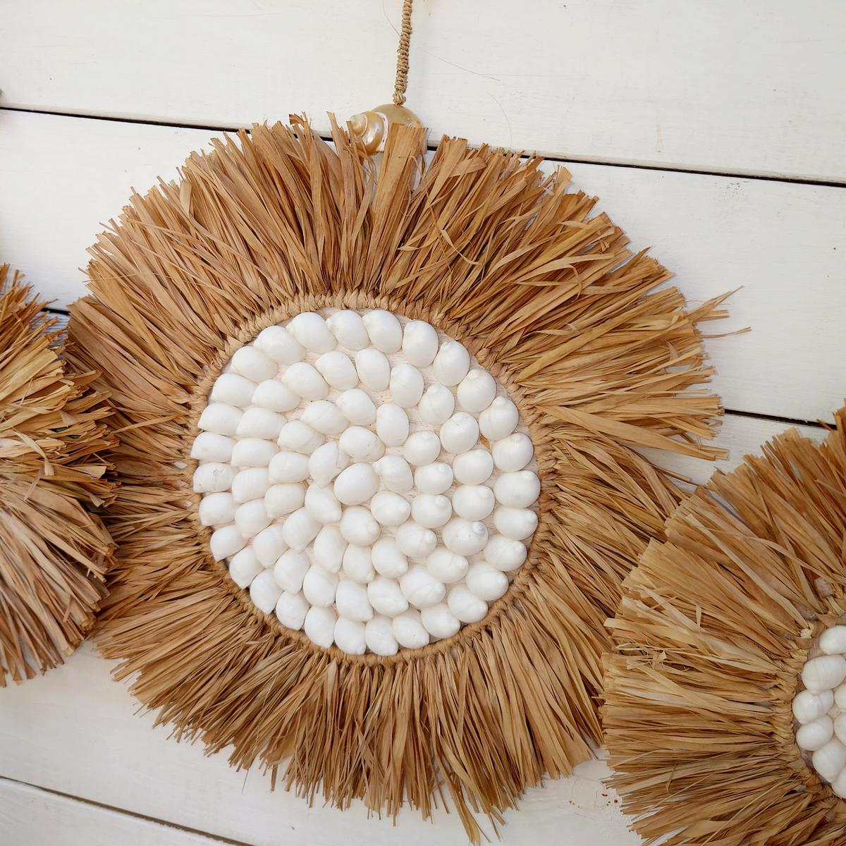 Decorazioni rotonde in rafia e conchiglie
