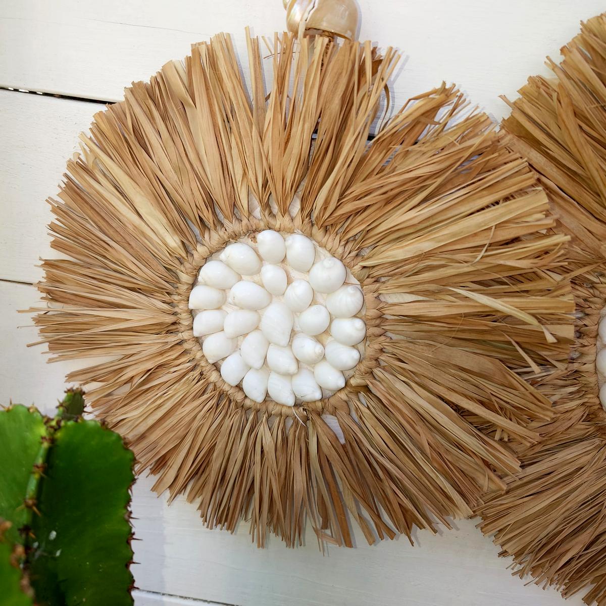 Decorazioni rotonde in rafia e conchiglie