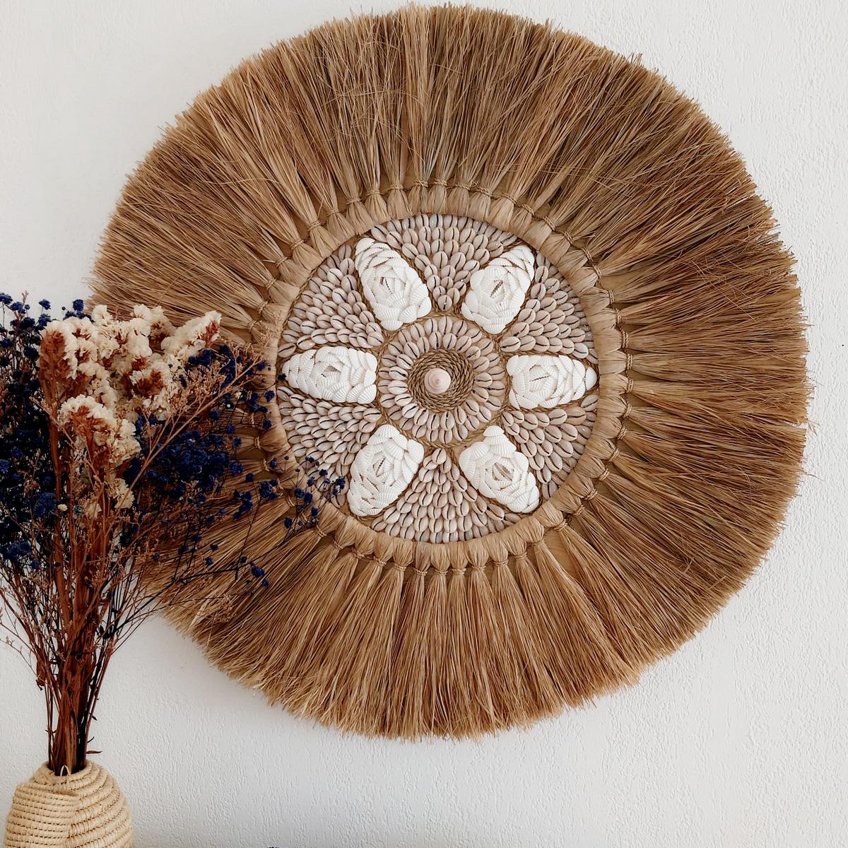 Decoración de Pared "Flor" en Rafia con Conchas D 65 cm