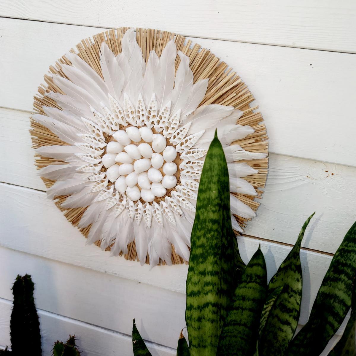 Decoración en Rafia, Plumas y Conchas