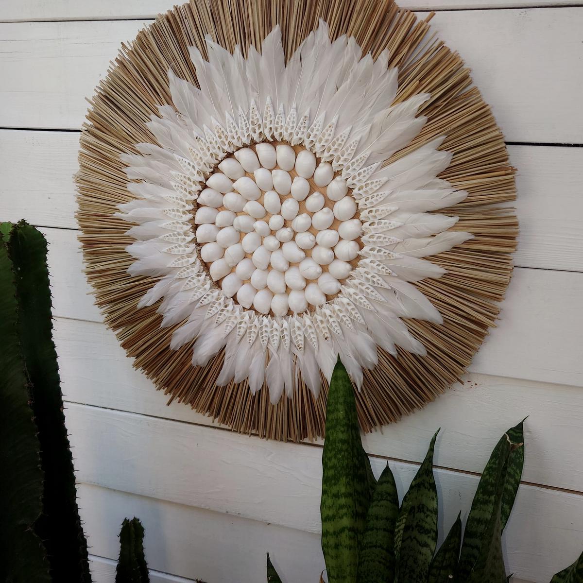 Decoración en Rafia, Plumas y Conchas