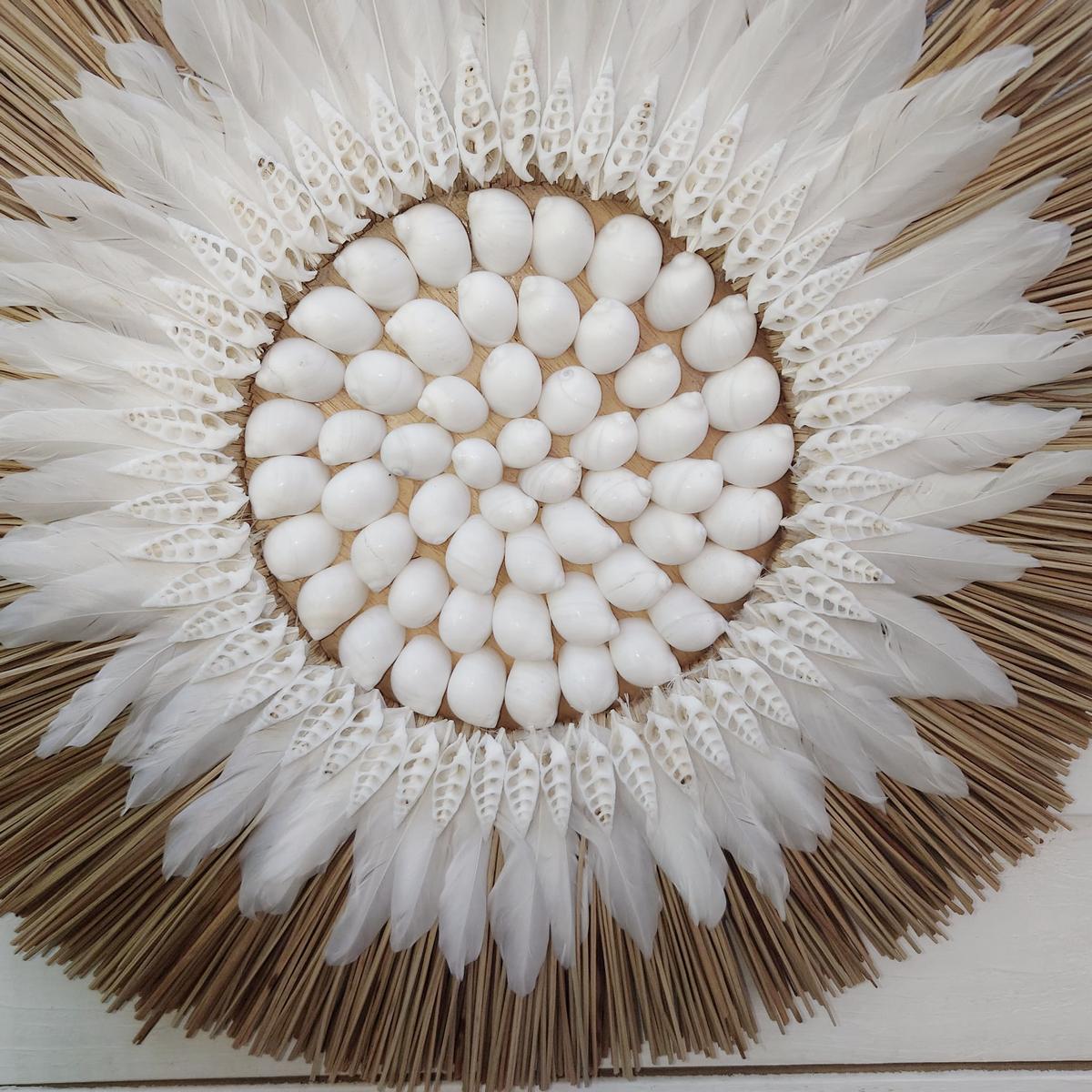 Decoración en Rafia, Plumas y Conchas