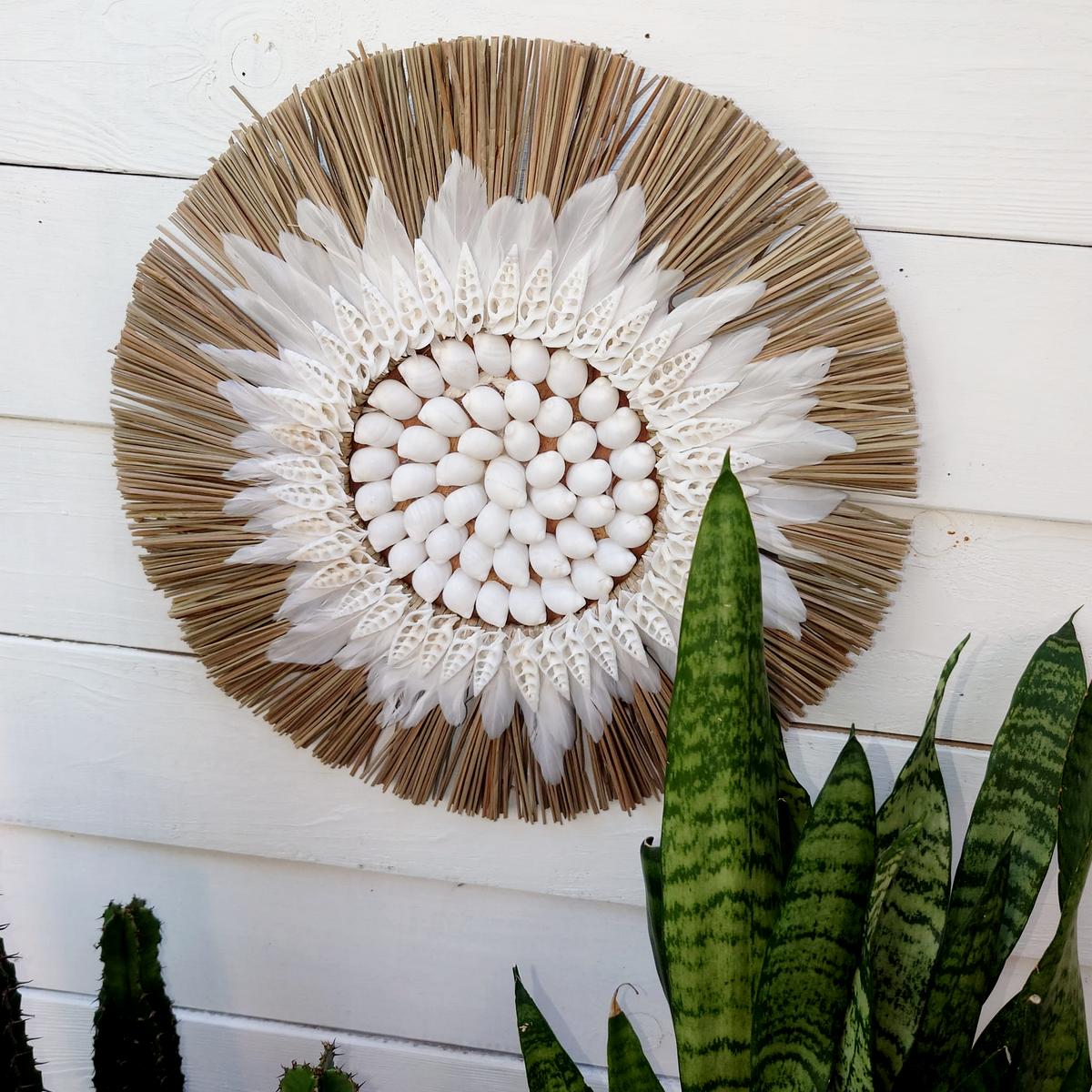 Decoración en Rafia, Plumas y Conchas