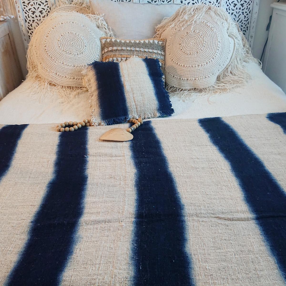 Manta "Boho" Blanco Roto y Azul Índigo 130x180
