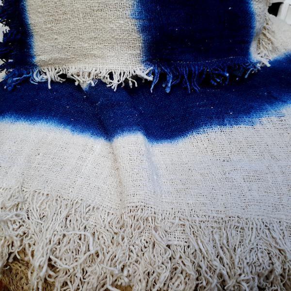 Manta "Boho" Blanco Roto y Azul Índigo 130x180