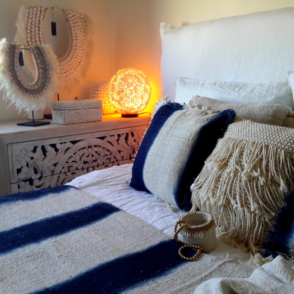 Manta "Boho" Blanco Roto y Azul Índigo 130x180