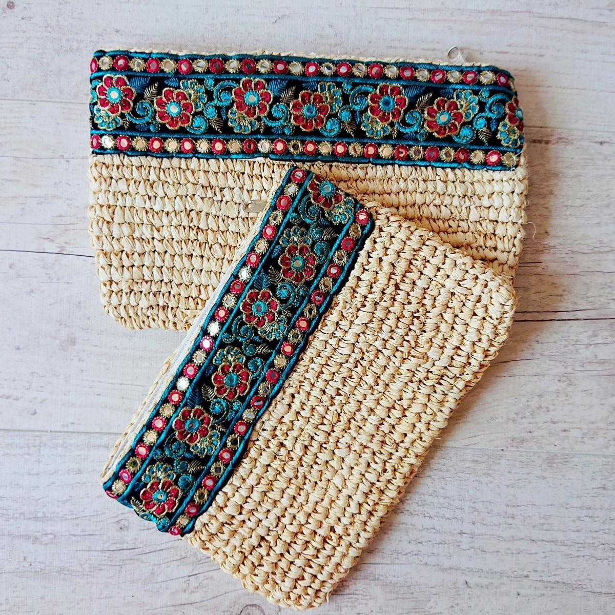 Pochette en Raphia Beige avec Galon Multicolore – Collection Bona