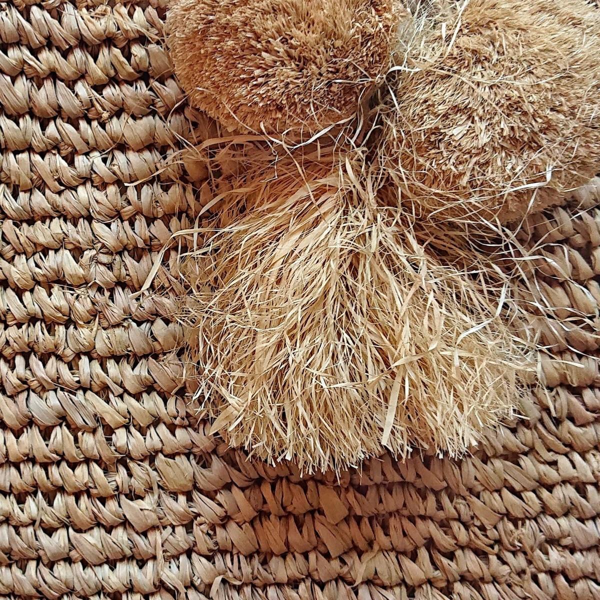 Bastbeutel mit Pompons