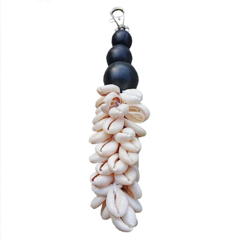 Llavero de conchas beige/negro