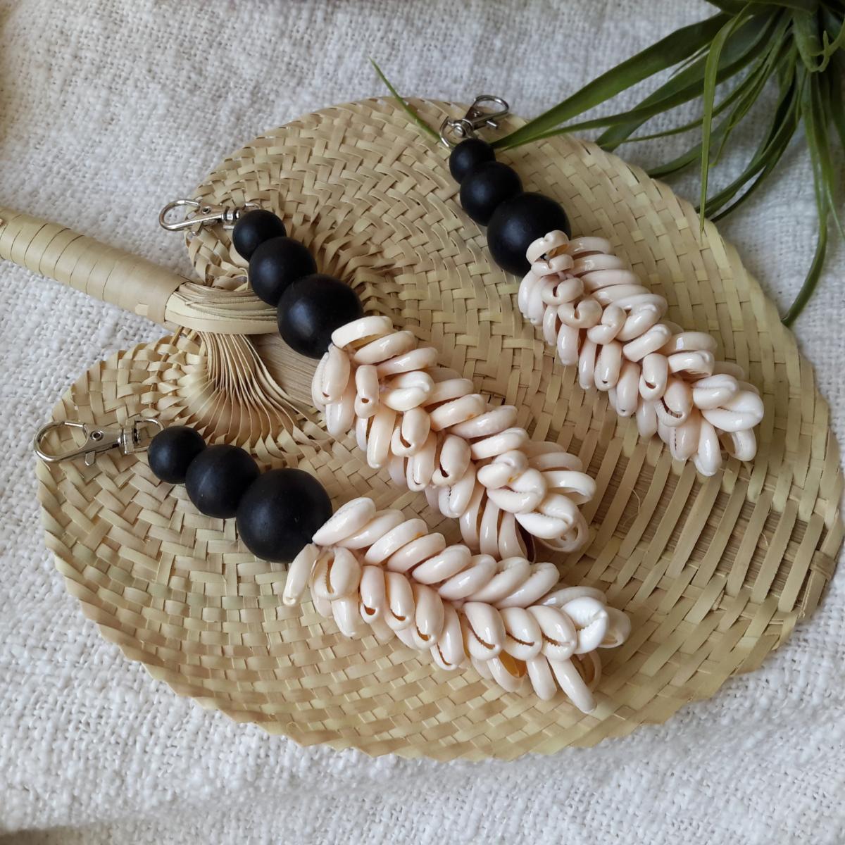 Llavero de conchas beige/negro