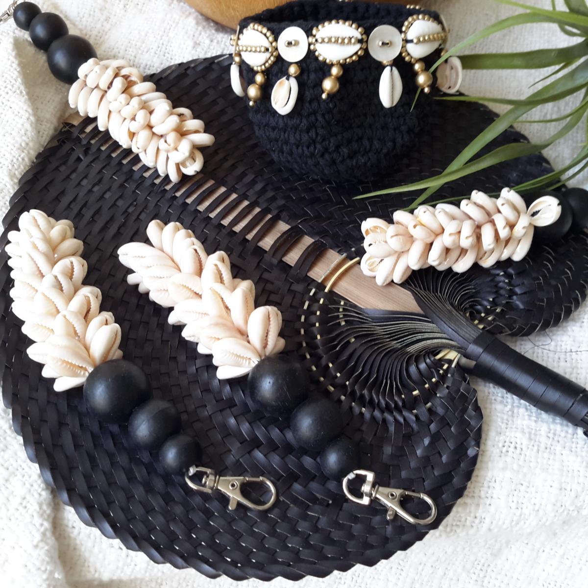 Llavero de conchas beige/negro