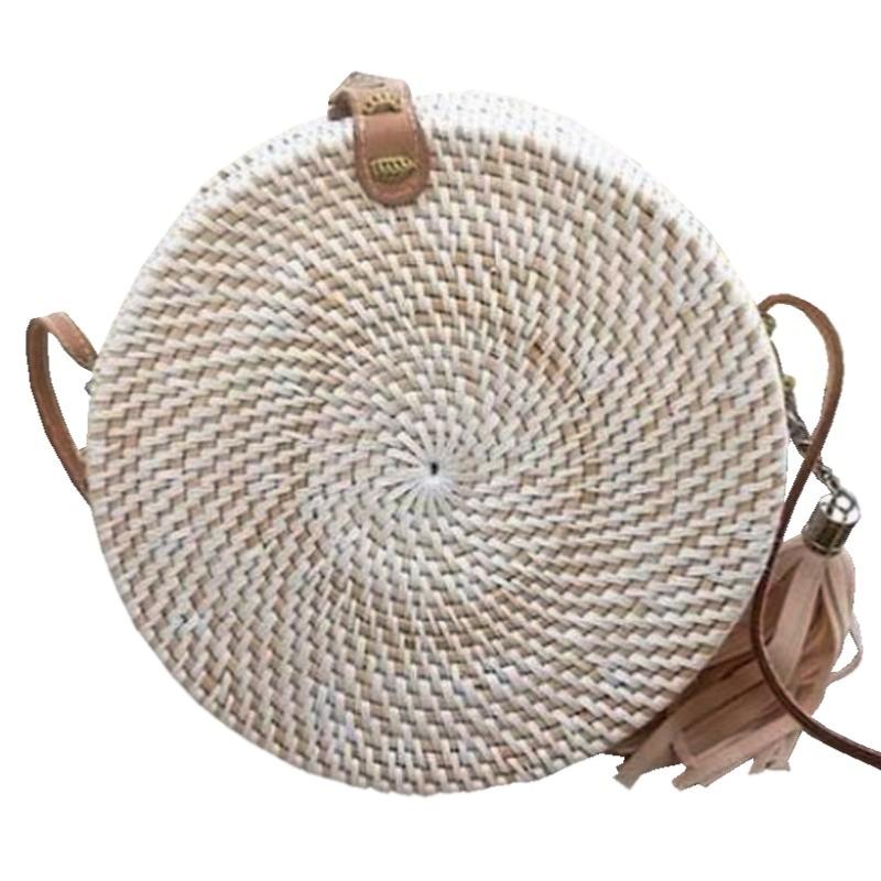 Weiße, runde Rattantasche mit Pompom