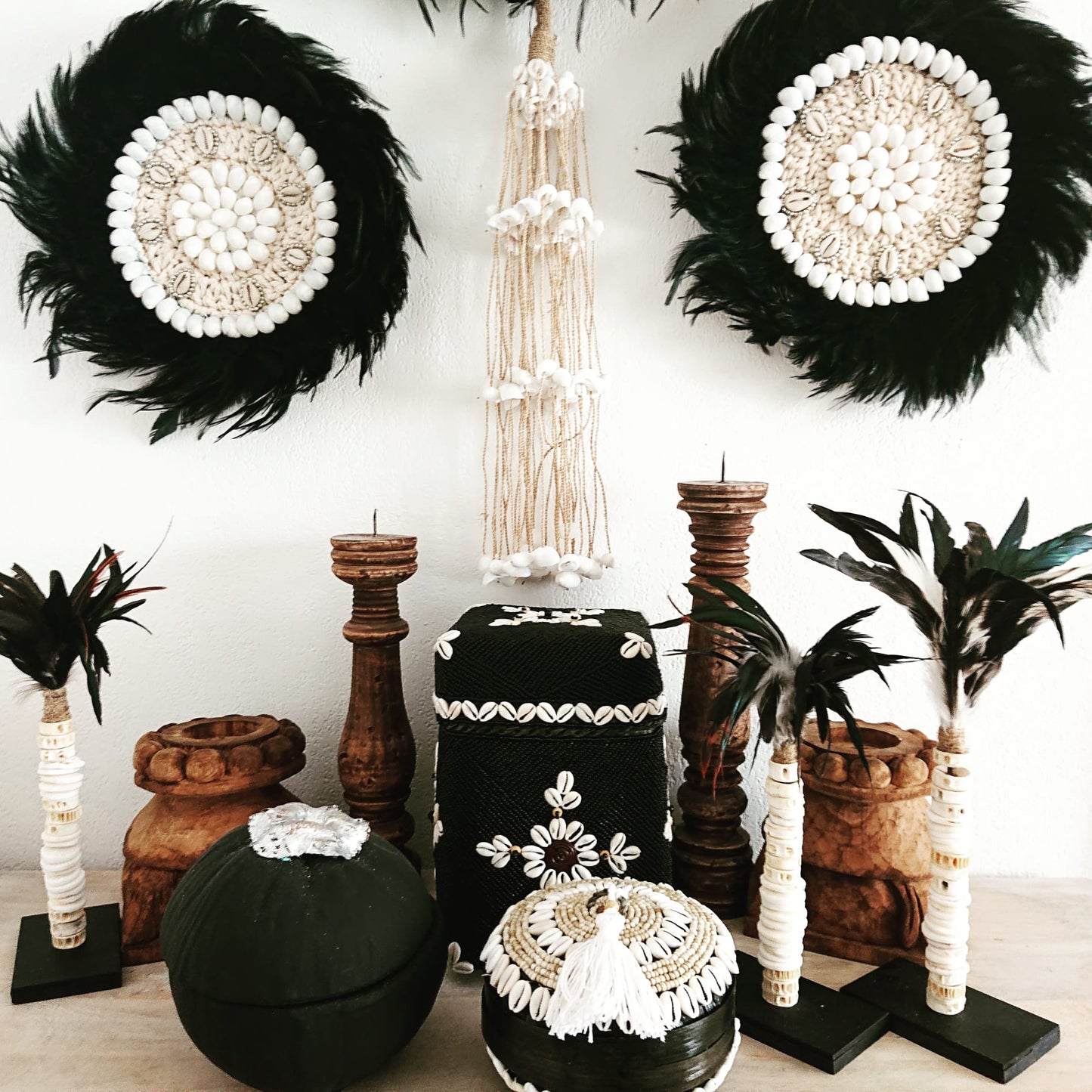 Decoración de Pared con Plumas Negras y Conchas Blancas