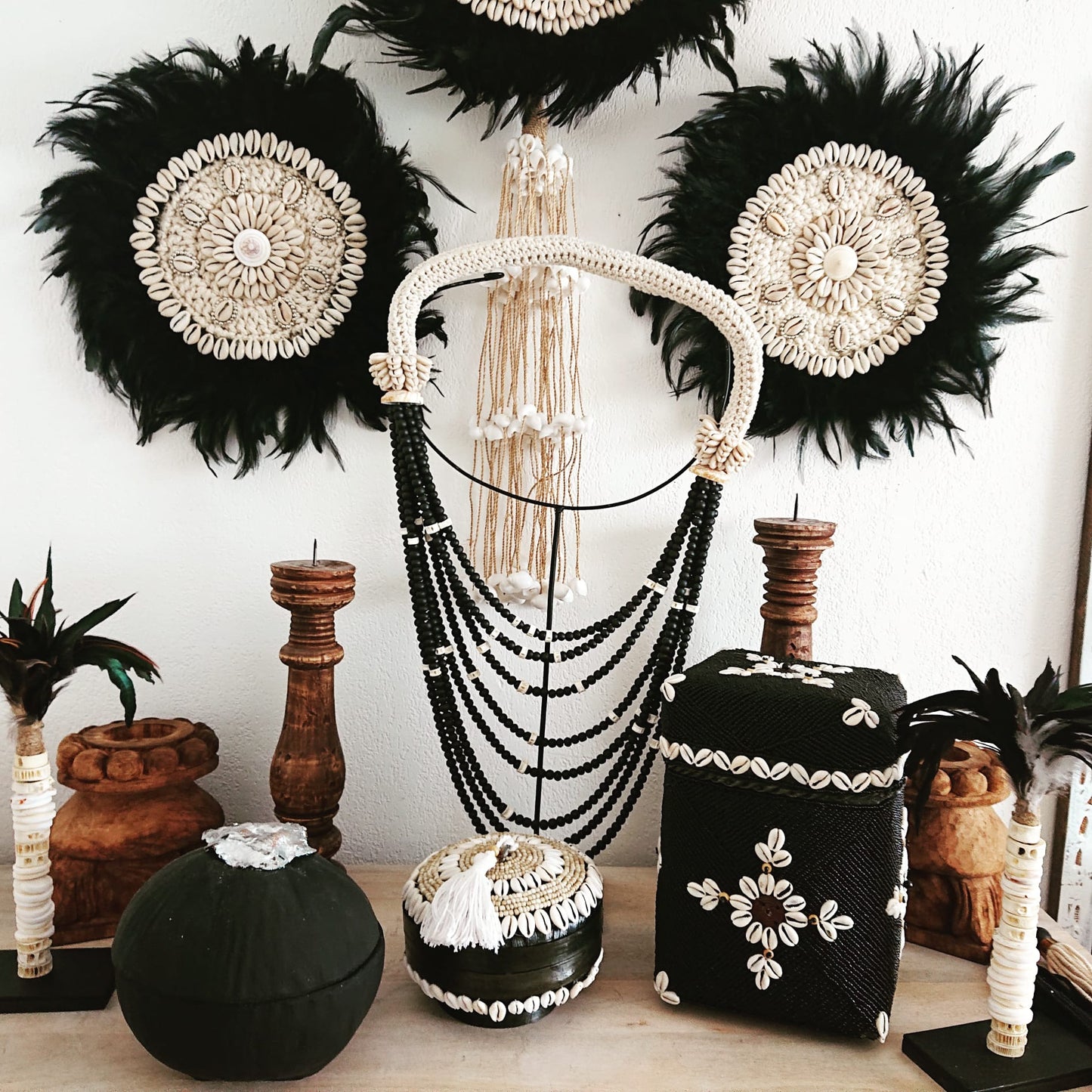 Decoración de Pared con Conchas Cauris y Plumas Negras