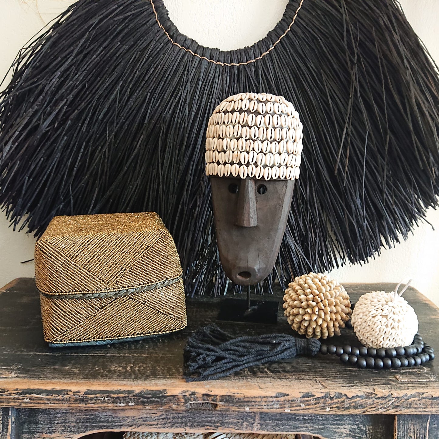 Máscara decorativa de Timor en madera negra