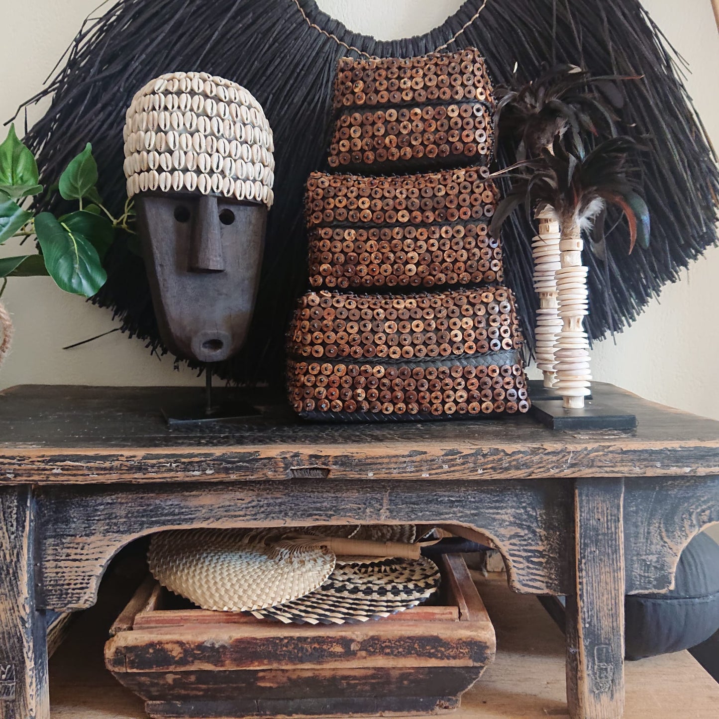 Máscara decorativa de Timor en madera negra