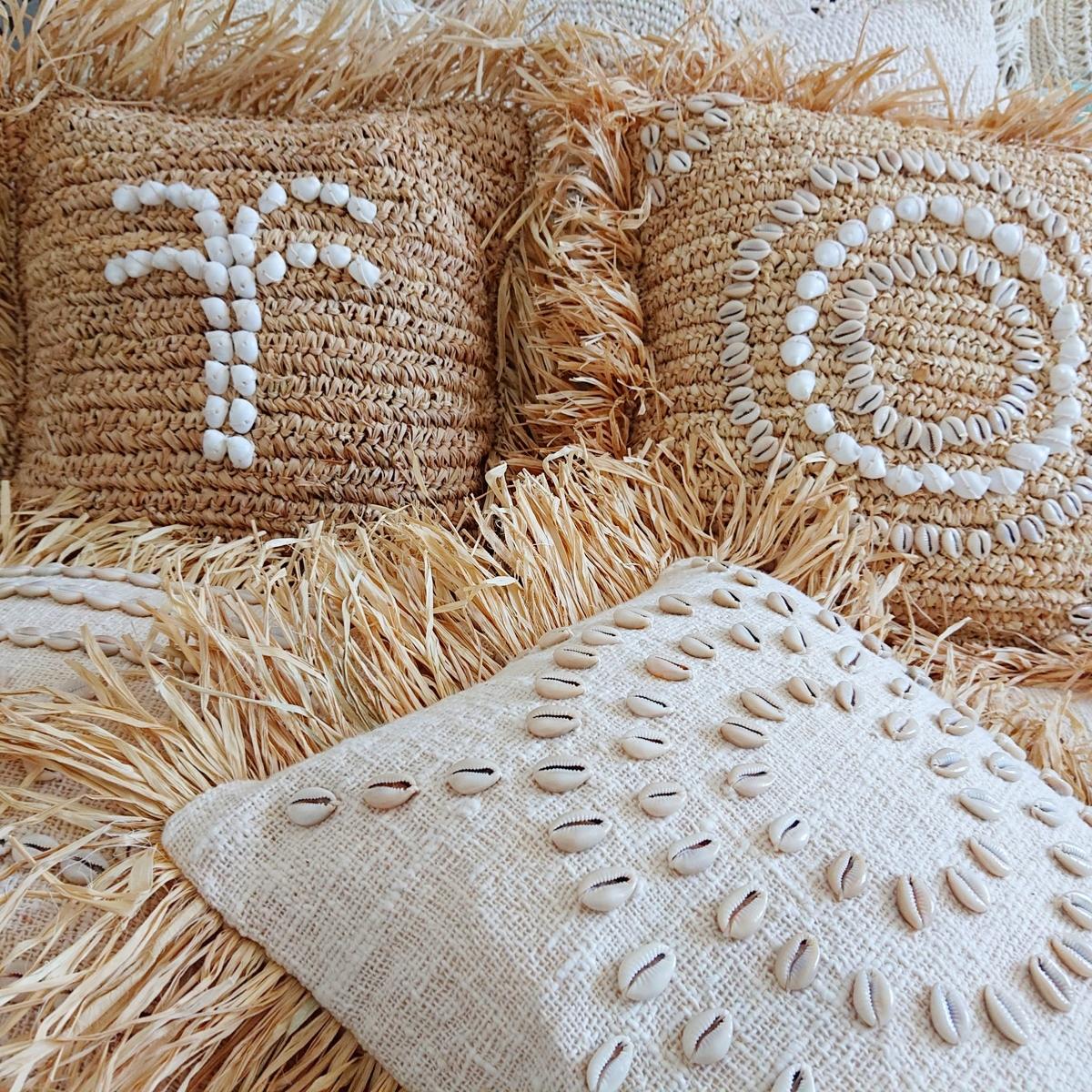 Funda de Cojín "Shelly" – Rafia Natural y Conchas, 40x40 cm