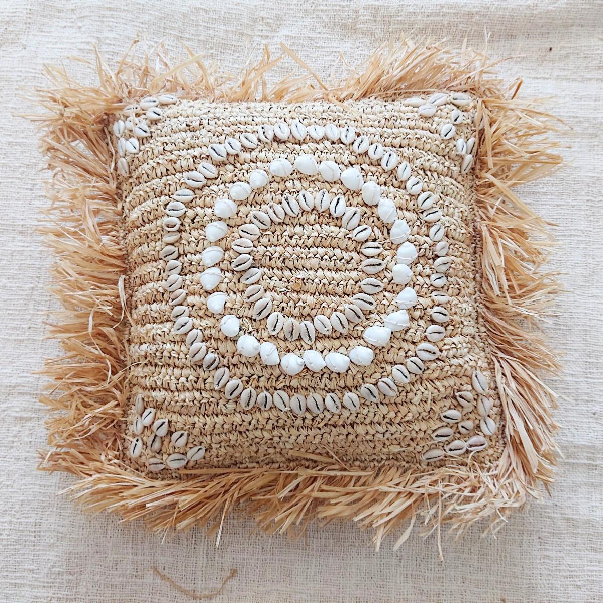 Funda de Cojín "Shelly" – Rafia Natural y Conchas, 40x40 cm