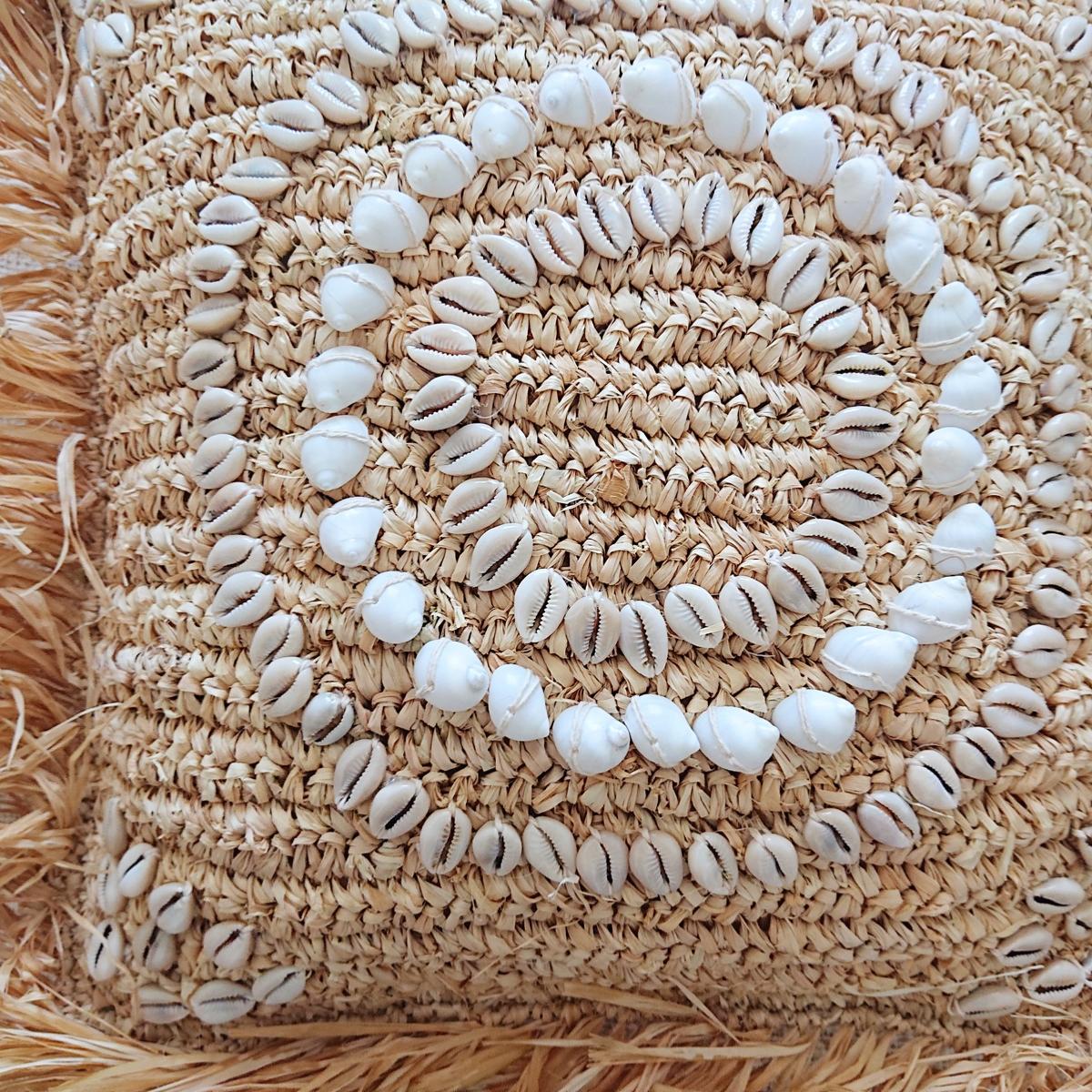 Funda de Cojín "Shelly" – Rafia Natural y Conchas, 40x40 cm